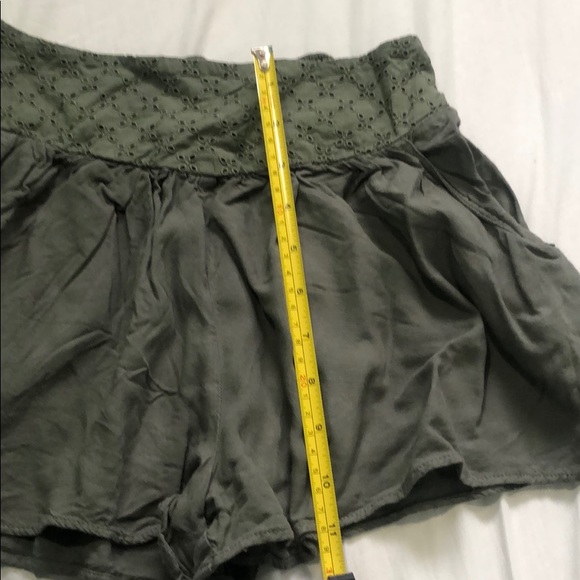 Green flowy short shorts AE - Picture 7 of 7